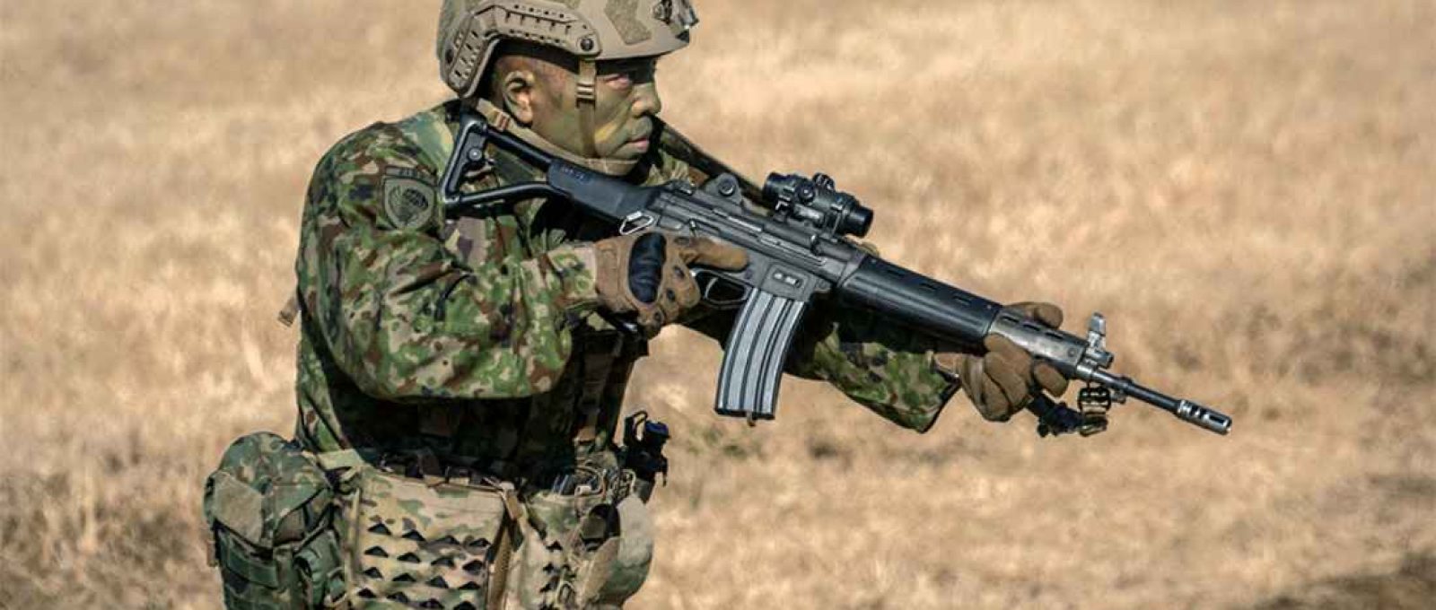 Soldado da 1ª Brigada Aerotransportada da Força de Autodefesa Terrestre do Japão durante exercícios (Yuichi Yamazaki/AFP via Getty Images).