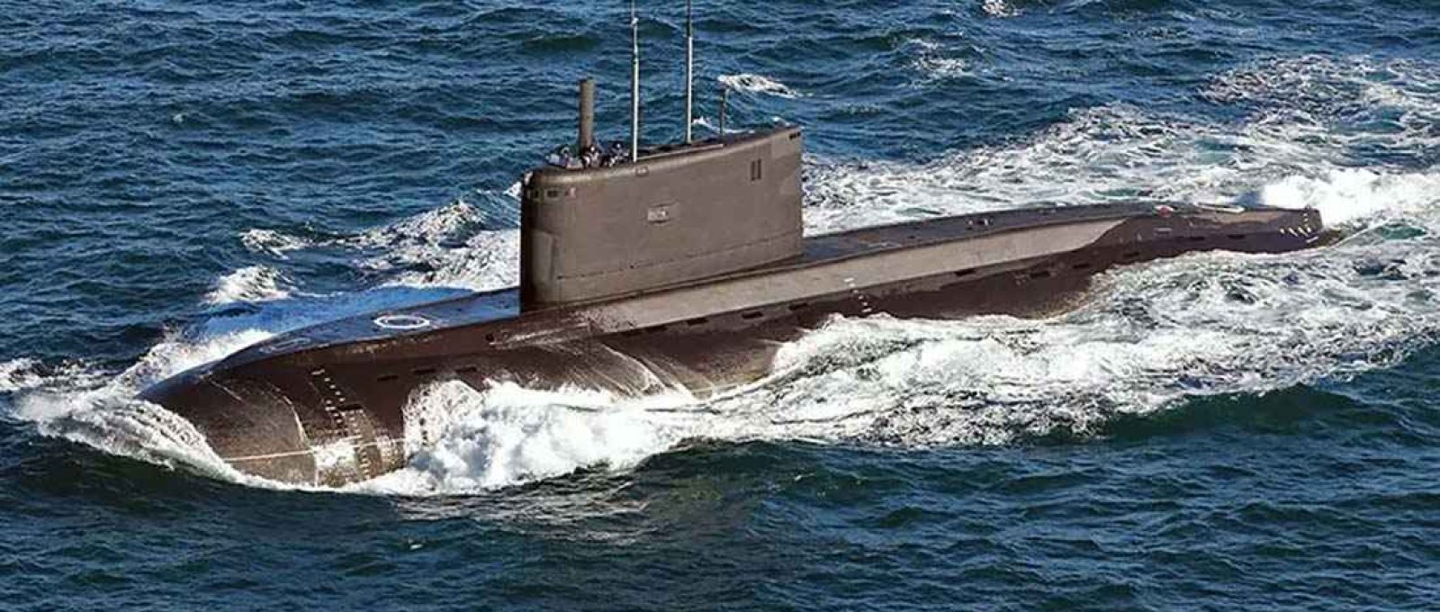 Um submarino russo da classe Kilo em trânsito no Canal da Mancha em 2018 (LA(Phot) Guy Pool/Defence Imagery/OGL v1.0).