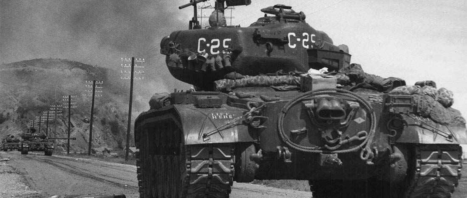 Carros de combate do Corpo de Fuzileiros Navais americano em deslocamento perto de Seul, na Coréia (Imagem de arquivo do US Naval Institute).