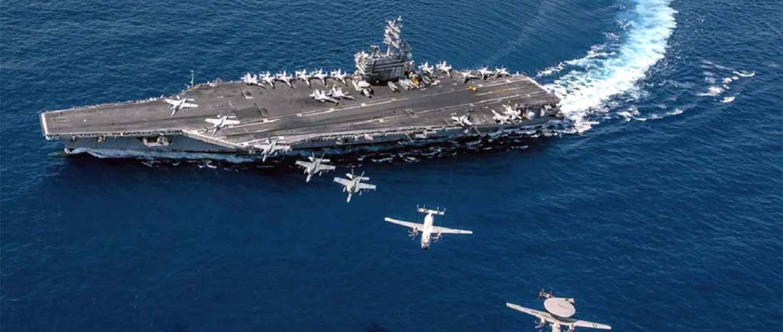Aeronaves voam em formação sobre o porta-aviões americano USS Ronald Reagan, no Mar do Sul da China (Kaila V Peters/Marinha dos EUA).