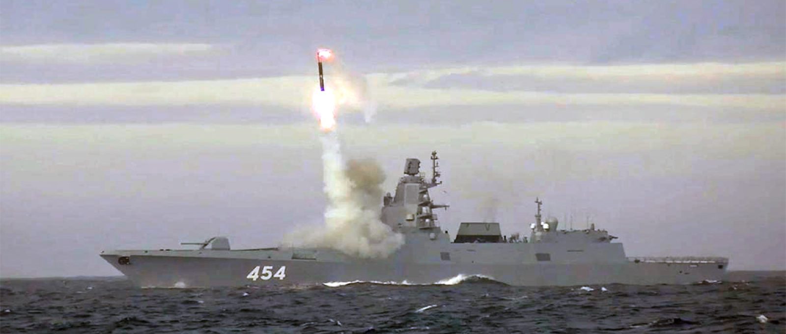 A fragata Almirante Gorshkov, da Marinha russa, lança um míssil de cruzeiro hipersônico Zircon durante um teste no Mar de Barents (Reuters).