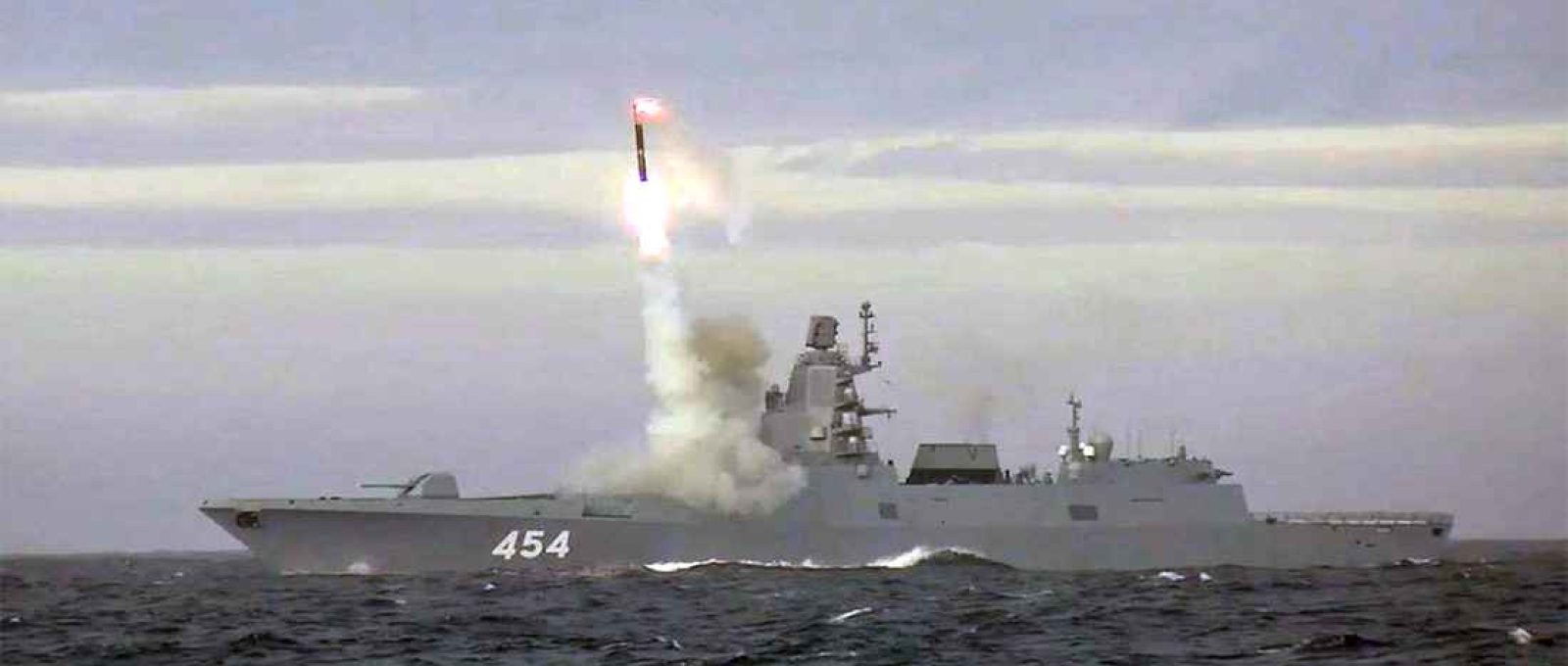 A fragata Almirante Gorshkov, da Marinha russa, lança um míssil de cruzeiro hipersônico Zircon durante um teste no Mar de Barents (Reuters).