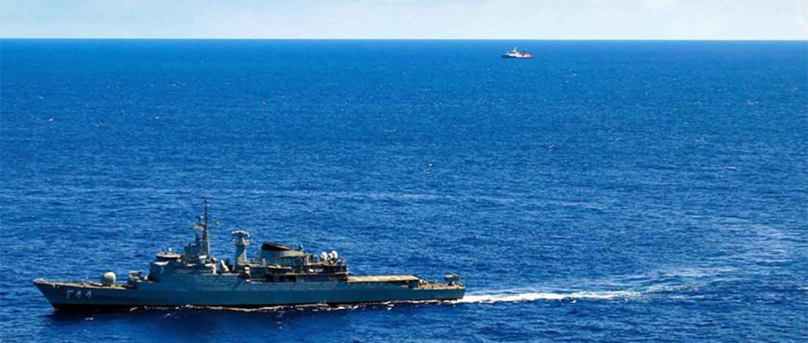A fragata Independência da Marinha do Brasil e, ao longe, o RV Maria S. Merian, um dos mais modernos navios de pesquisa da Alemanha (Marinha do Brasil).