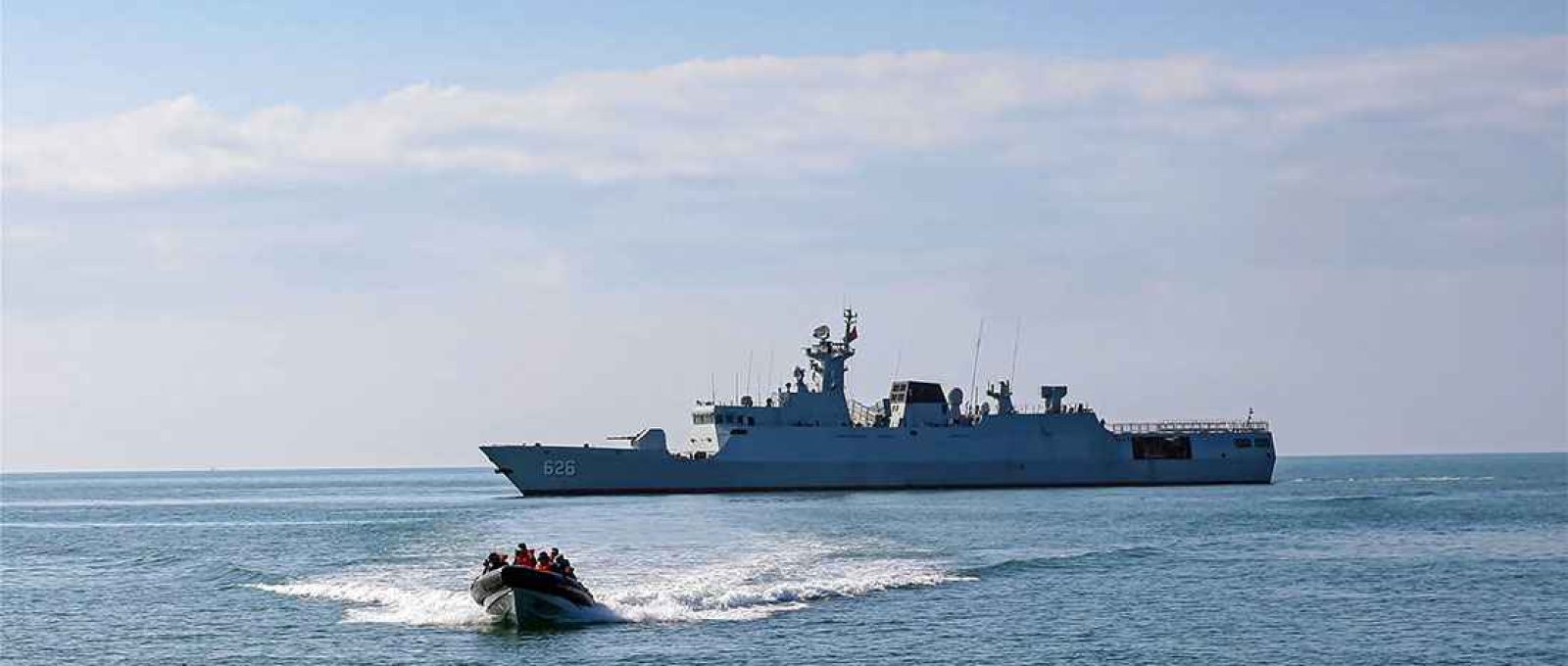 Bote lançado pela fragata Wuzhou navega no Mar do Sul da China durante treinamento de combate realizado por embarcações do Comando de Teatro Sul do PLA, 8 de abril de 2022 (Zhang Bin/China Military).