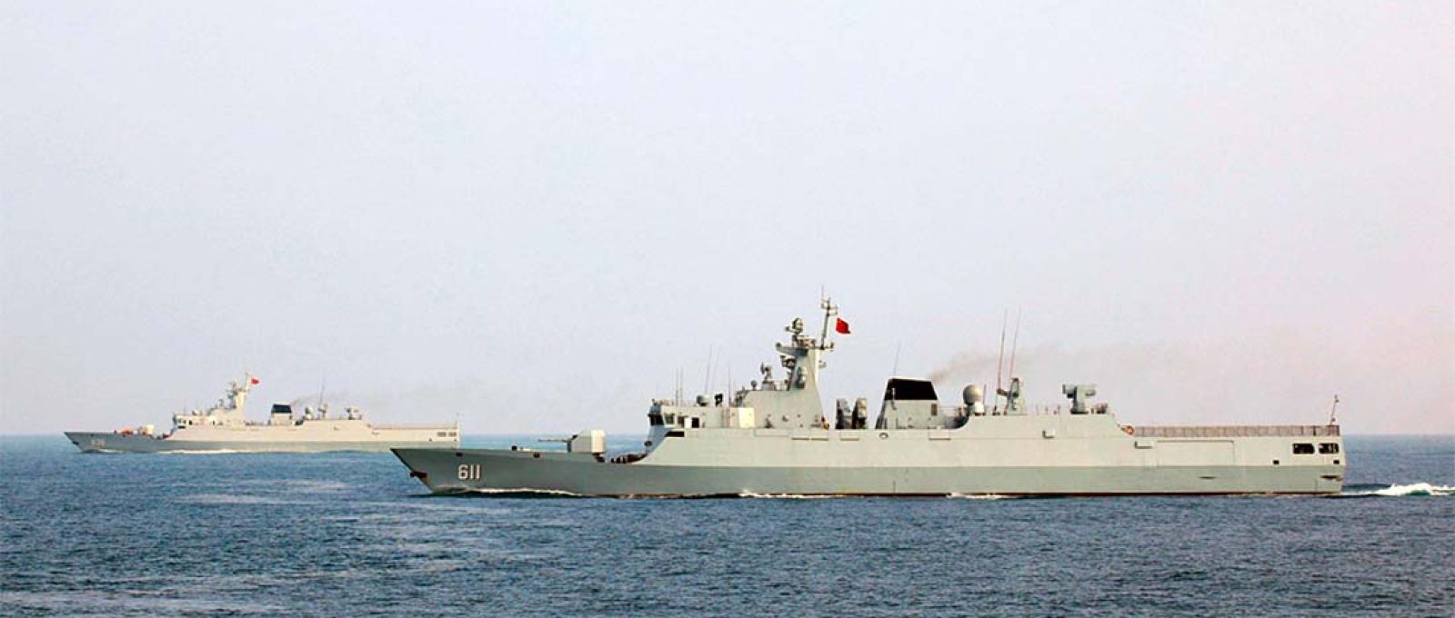 As fragatas de mísseis guiados da Marinha chinesa Jining (636) e Liuan (611) navegam em formação durante um exercício de treinamento marítimo em 5 de janeiro de 2024 (Ren Wei/China Military/eng.chinamil.com.cn).