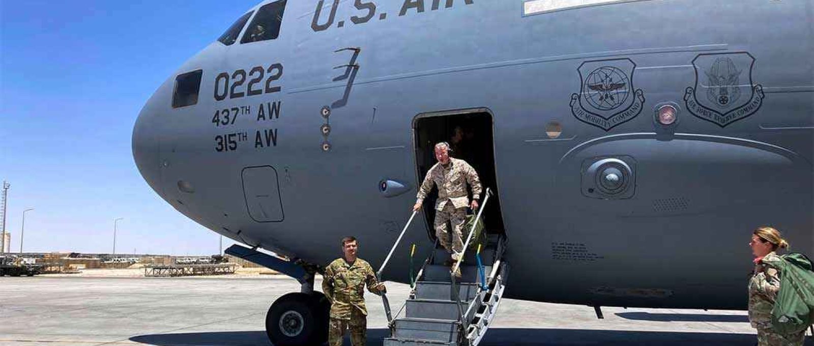 Nesta foto de 20 de maio de 20201, o general Frank McKenzie, principal comandante dos EUA para o Oriente Médio, chega a Bagdá (Foto: Lolita C. Baldor/AP).