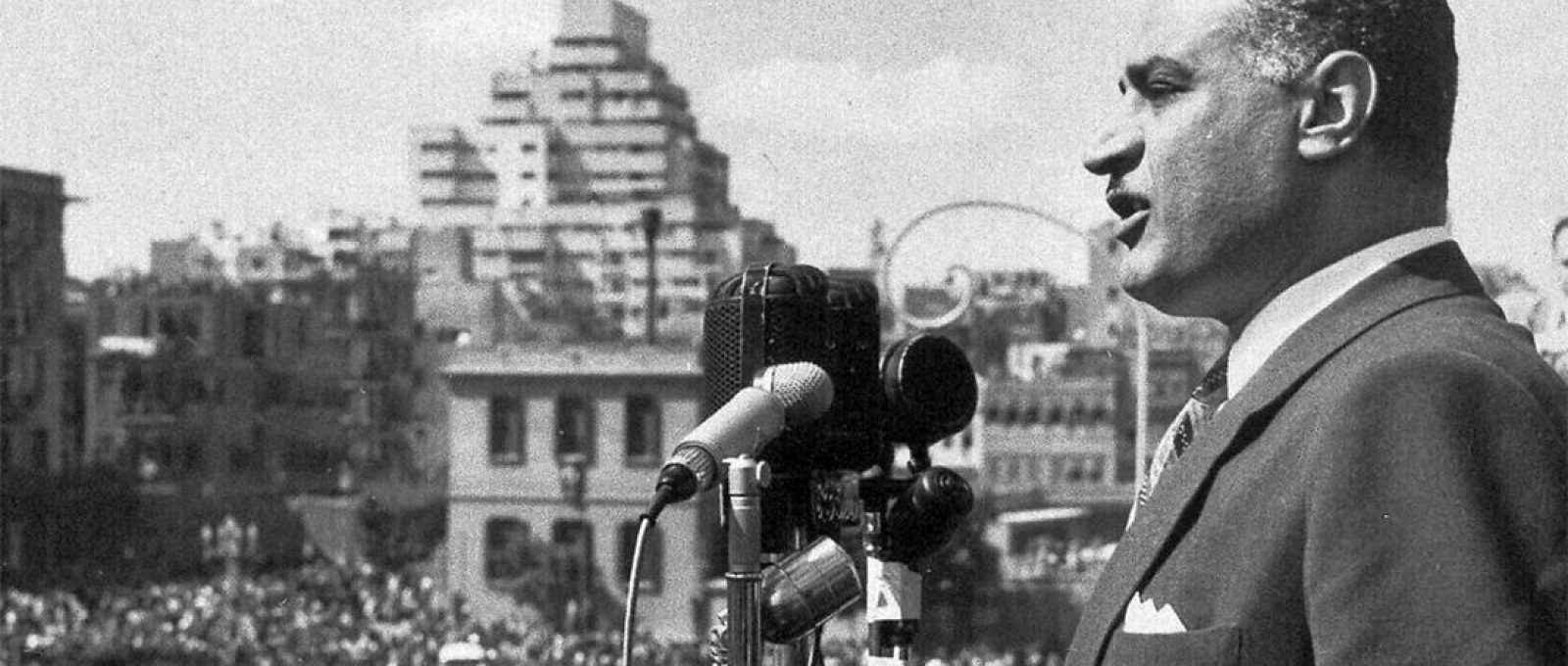 Gamal Abdel Nasser, presidente do Egito, discursa a uma multidão reunida na Praça da República, no Cairo, no dia 22 de fevereiro de 1958, de uma varanda do prédio da União Nacional, após ser eleito o primeiro presidente da República Árabe Unida (Times of Israel/AP).