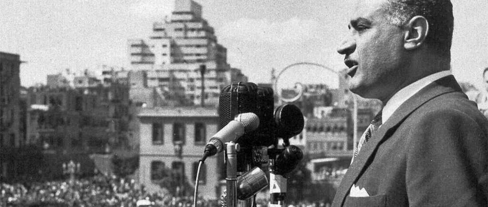 Gamal Abdel Nasser, presidente do Egito, discursa a uma multidão reunida na Praça da República, no Cairo, no dia 22 de fevereiro de 1958, de uma varanda do prédio da União Nacional, após ser eleito o primeiro presidente da República Árabe Unida (Times of Israel/AP).