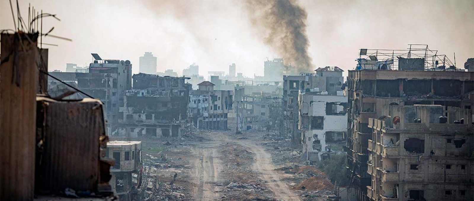A fumaça sobe após ataques aéreos israelenses em Beit Lahia, norte da Faixa de Gaza, 28 de dezembro de 2023 (Yonatan Sindel/Flash90).