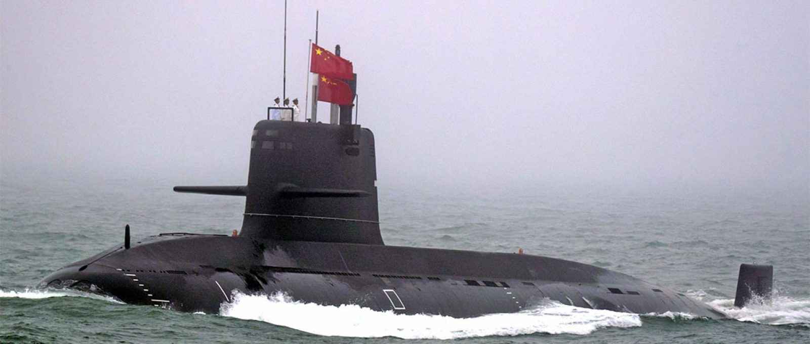 Submarino Great Wall 236 da Marinha do Exército de Libertação Popular da China participa de desfile naval comemorativo do 70º aniversário da fundação da Marinha chinesa perto de Qingdao, Shandong, em 23 de abril de 2019 (Mark Schiefelbein/AFP via Getty Images).