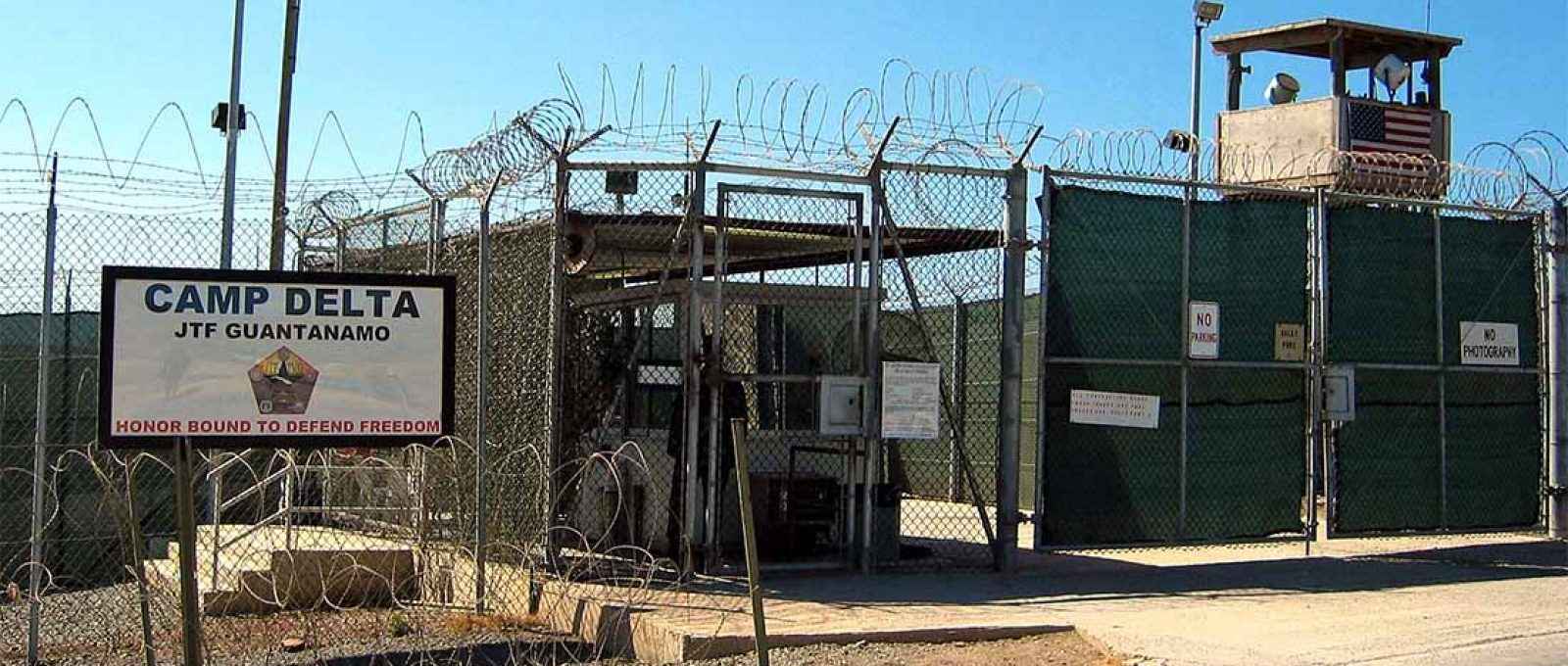 Entrada do Campo 1 no Campo Delta na Baía de Guantánamo (Kathleen T. Rhem/Wikimedia Commons/Domínio Público).