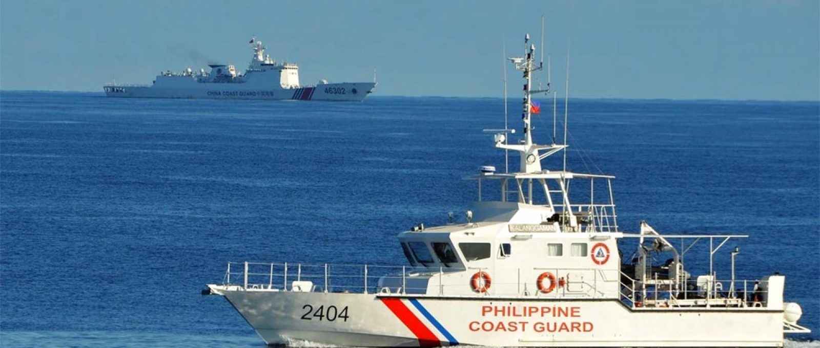 Embarcações das Guardas Costeiras filipina e chinesa se cruzam perto do Scarborough Shoal, no Mar do Sul da China (Foto: AFP).