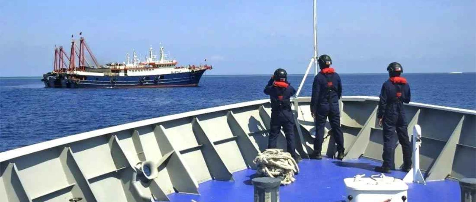 A Guarda Costeira filipina diz que dispersou navios da milícia chinesa perto do Sabina Shoal, no Mar do Sul da China, no final de abril (Foto: Guarda Costeira das Filipinas/AP).