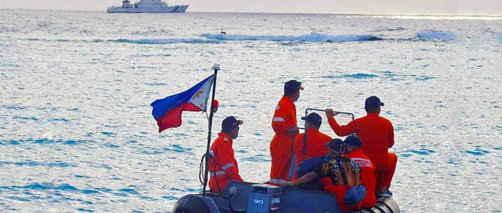 Foto fornecida ontem pela Guarda Costeira das Filipinas mostra pessoal em um exercício marítimo perto da Ilha de Thitu, no Mar da China Meridional (Foto: Guarda Costeira das Filipinas/AFP).