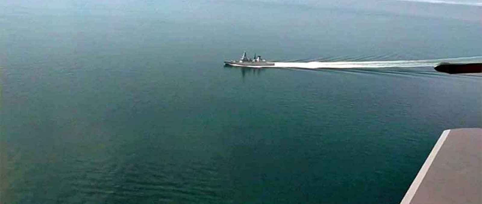 Captura de vídeo divulgado pelo Ministério da Defesa da Rússia mostra o destroier HMS Defender filmado de uma aeronave militar russa no Mar Negro, em 23 de junho de 2021 (Fonte: Ministério da Defesa da Federação Russa via Reuters).