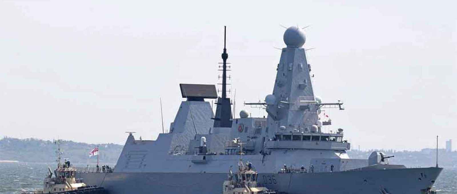 Destroier britânico HMS Defender (Foto: BatManS/Shutterstock).