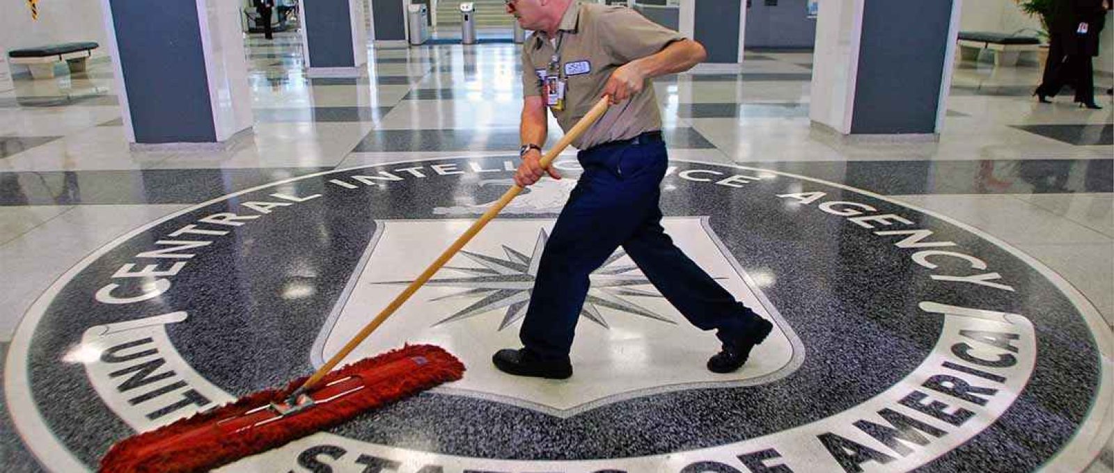 Homem trabalha na limpeza do hall de entrada da sede da Agência Central de Inteligência (CIA) em Langley, Virgínia (Jason Reed Jir/Reuters).