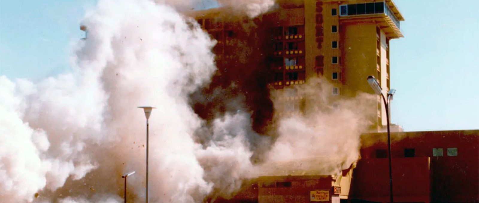 Bomba fabricada por criminosos explode no Harveys Resort Hotel em Stateline, Nevada, às margens do Lago Tahoe, em agosto de 1980 (Bill Jonkey/FBI).