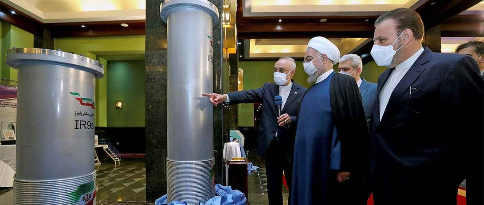 O então presidente do Irã, Hassan Rouhani, em visita a uma exposição sobre as realizações nucleares do país em Teerã, em abril de 2021 (AP).