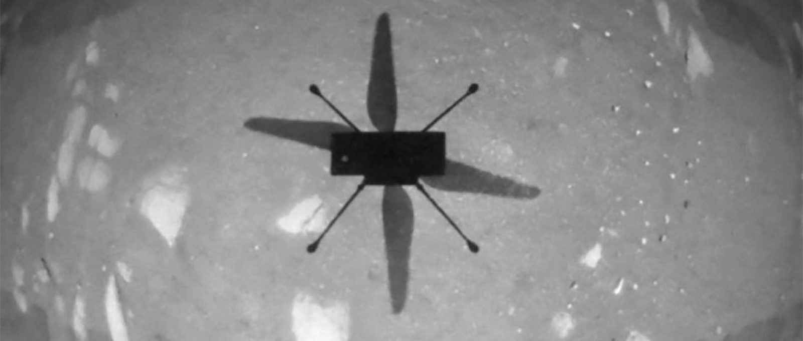 Sombra do helicóptero Ingenuity da NASA durante seu primeiro voo no planeta Marte, em imagem estática tirada de um vídeo (Imagem: NASA/JPL-Caltech/ASU/via Reuters).