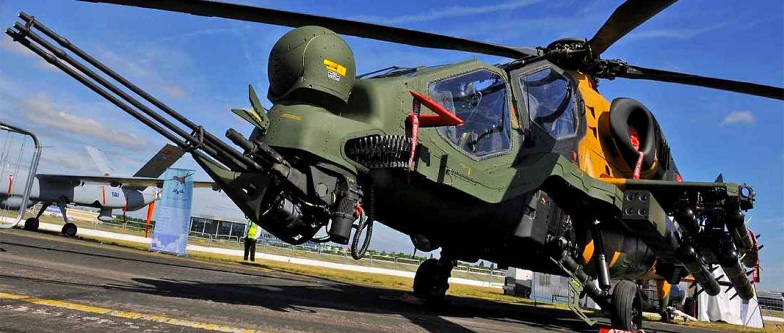 O T129, de 5 toneladas, é um helicóptero bimotor multifunção produzido sob licença da empresa ítalo-britânica AgustaWestland e baseado no A129 Mangusta (Foto: Micaiah Anthony/USAF).