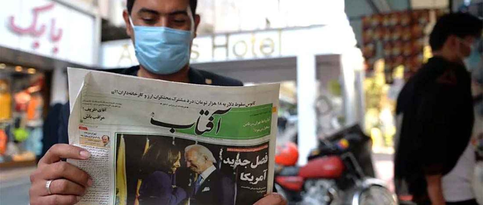 Homem lê notícias sobre as eleições dos EUA em 9 de novembro de 2020 em Teerã (Anadolu/Getty Images).