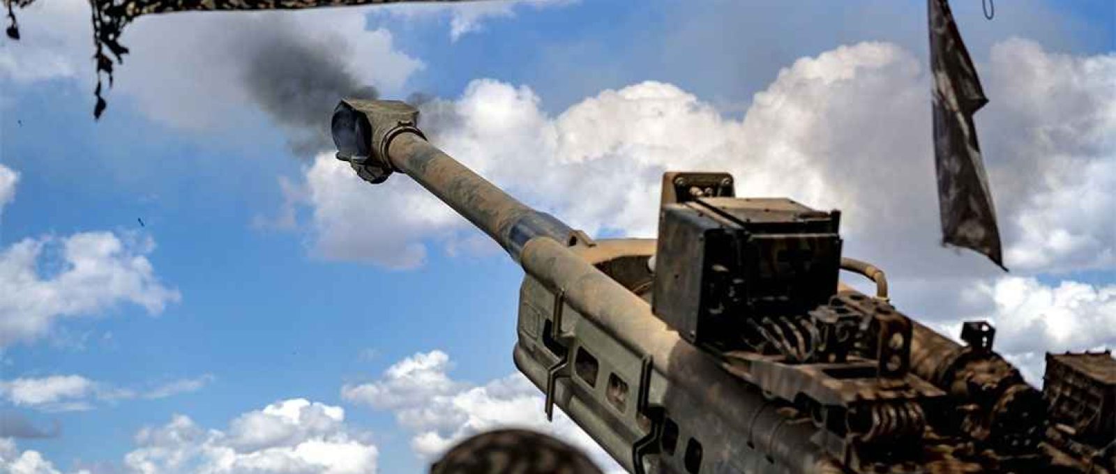 Fuzileiros Navais dos EUA disparam um M777 durante treinamento na Área de Treinamento de Mount Bundey, Austrália, 6 de agosto de 2020 (Praça Lydia Gordon/Corpo de Fuzileiros Navais dos EUA).