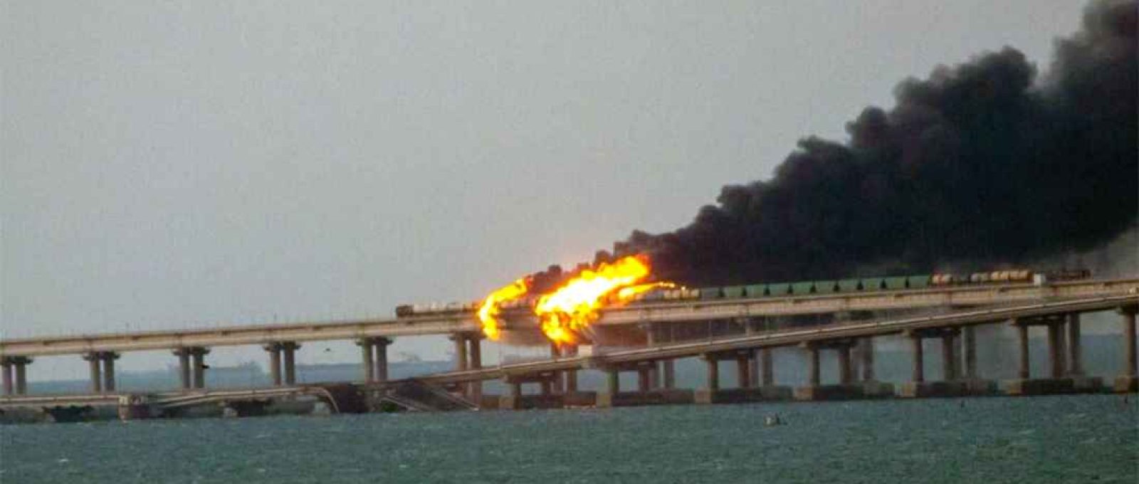 Ponte da Crimeia parcialmente destruída e em chamas após explosão (South Front).