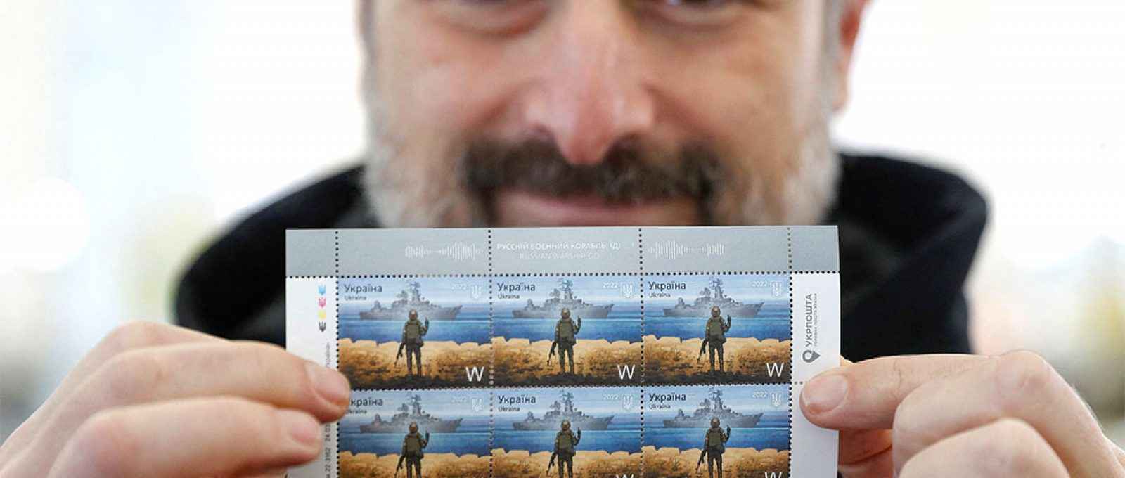 Ihor Smilianskyi, CEO do correio ucraniano, segura os novos selos postais que imortalizam a famosa altercação na Ilha das Cobras entre forças russas e ucranianas (Valentyn Ogirenko/Reuters).