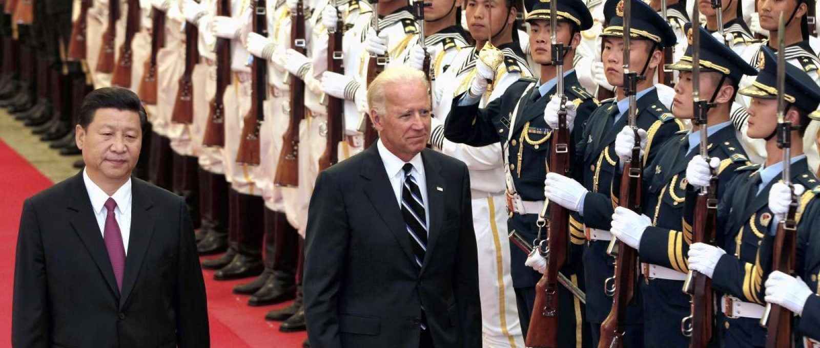 Xi Jinping Joe Biden, então vice-presidentes, em Pequim, agosto de 2011 (Foto: Lintao Zhang/Reuters).