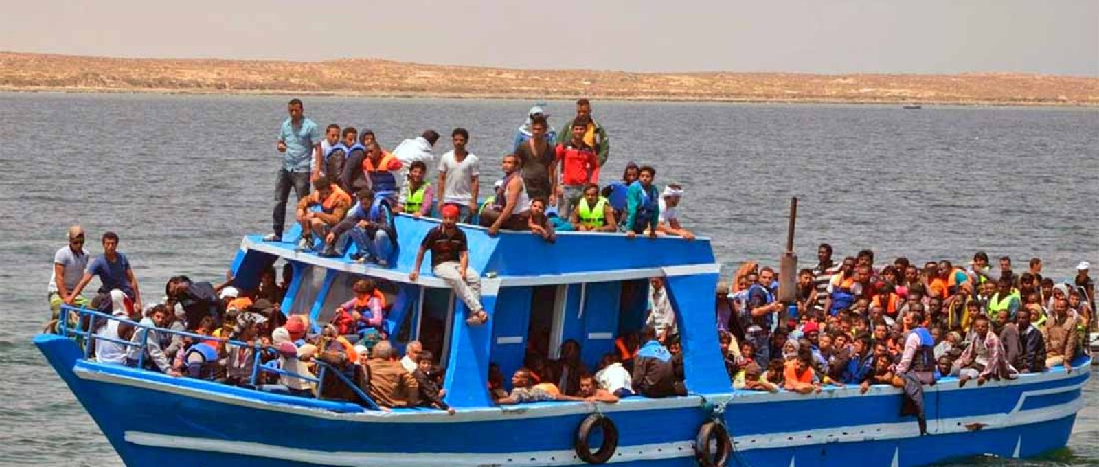 Barco repleto de imigrantes após serem resgatados pela marinha tunisiana na costa perto de Ben Guerdane, Tunísia, 10 de junho de 2015 (Reuters/Stringer).