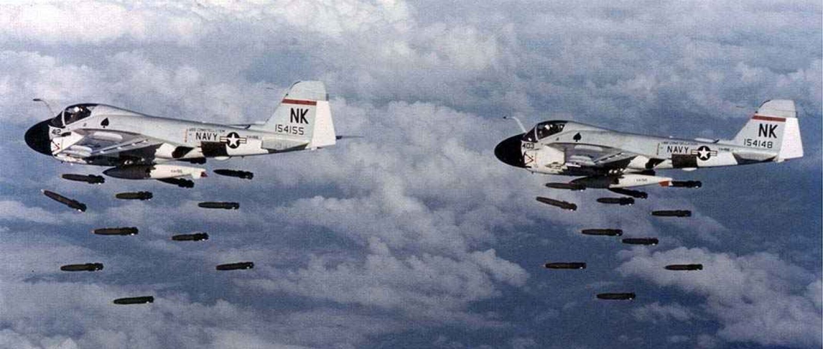 Aernaves A-6A Intruder da Marinha americana realizam um bombardeio na Operação Rolling Thunder, em 20 de dezembro de 1968 (US Navy).