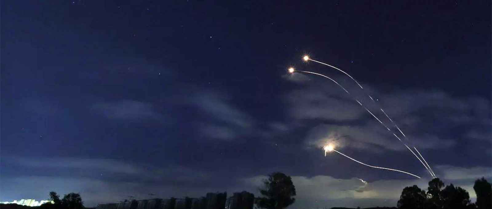 Foto tirada de Sderot, no sul de Israel, na fronteira com Gaza, mostra foguetes disparados pelo sistema de defesa anti-mísseis Iron Dome de Israel, em 13 de maio de 2021 (Foto: Emmanuel Dunand/AFP).