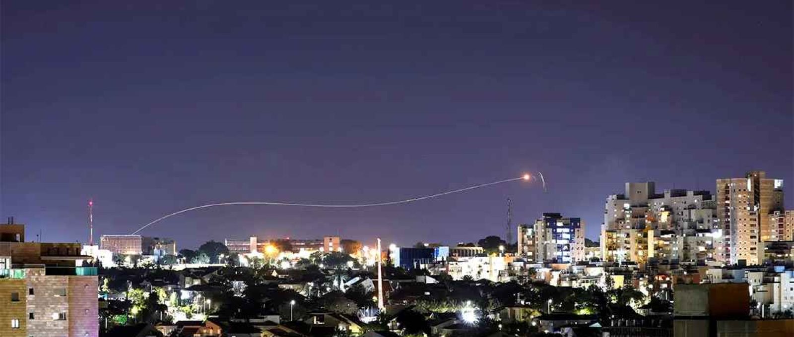 O sistema anti-foguetes Iron Dome intercepta um foguete de Gaza sobre Ashkelon, ontem (Foto: Amir Cohen/Reuters).