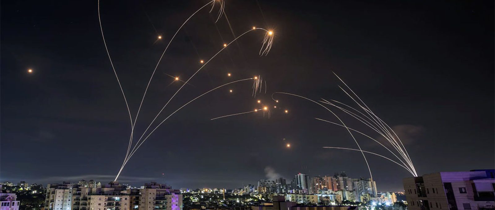 O sistema de defesa antimísseis Iron Dome de Israel intercepta foguetes lançados da Faixa de Gaza no domingo; o sistema pareceu sobrecarregado no início do ataque (Amir Cohen/Reuters).