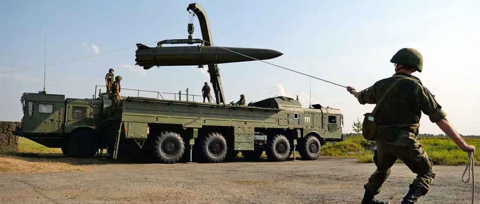 Implantação de sistema de mísseis Iskander-M durante exercícios de demonstração (Pavel Lisitsyn/Sputnik).