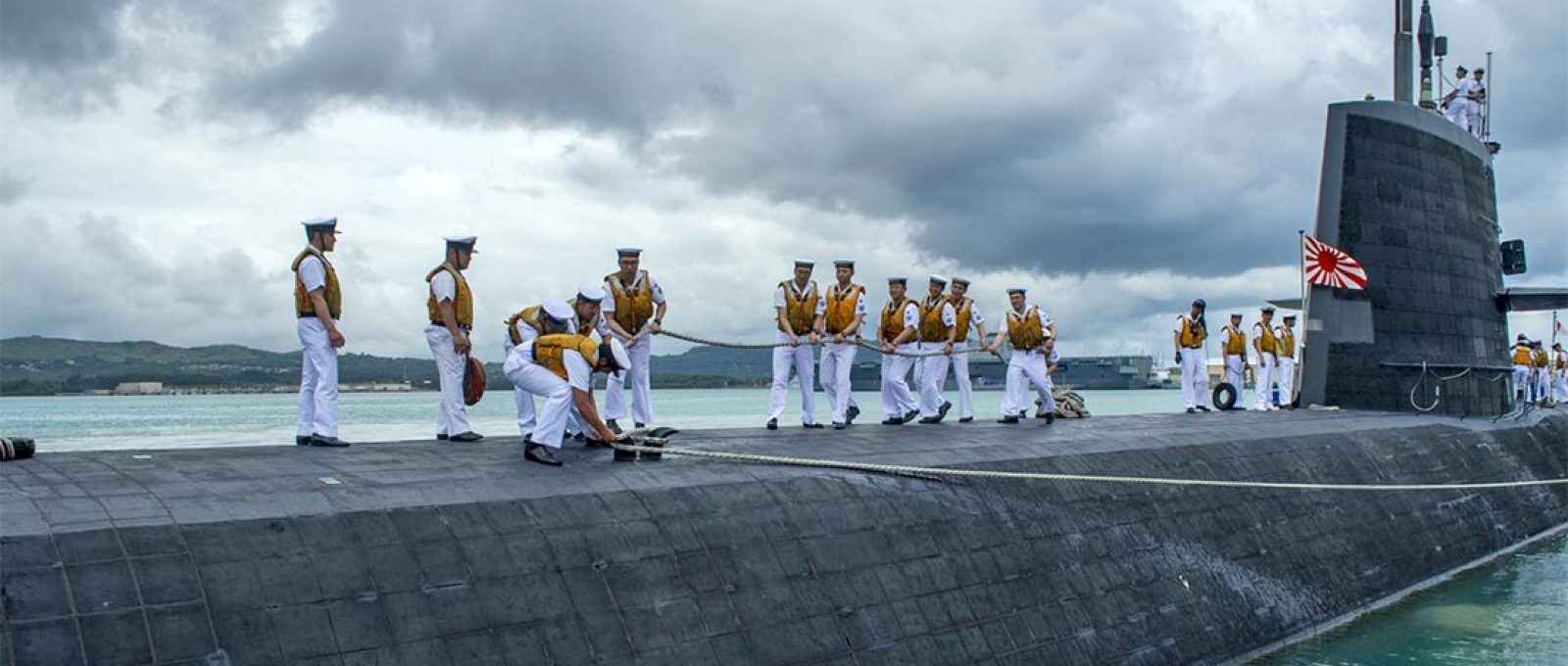O submarino JS Soryu (SS-501) da Força de Autodefesa Marítima do Japão chega a Guam para uma visita ao porto (Foto: Lauren Spaziano/US Navy).