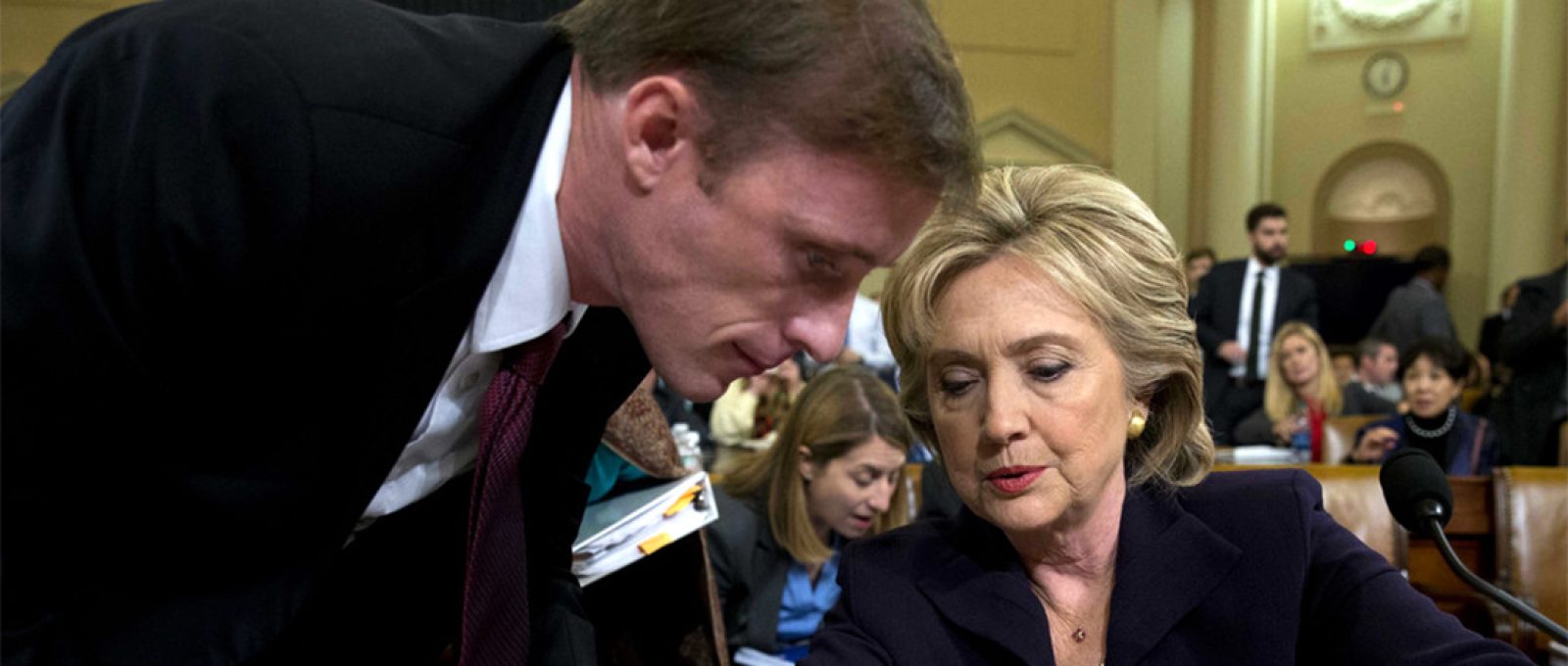 A então secretária de Estado Hillary Clinton conversa com Jake Sullivan durante uma pausa no depoimento no Capitólio em 2015 (Carolyn Kaster/AP).
