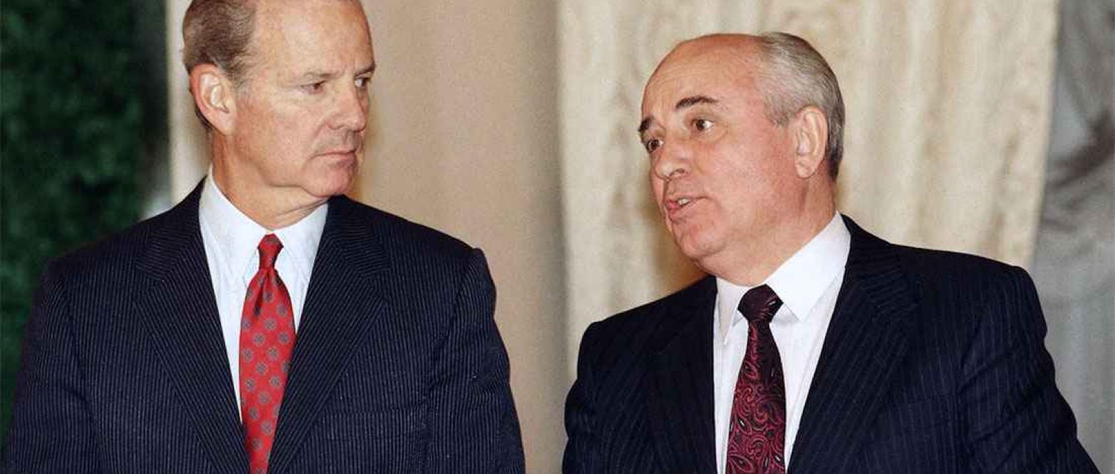 O secretário de Estado dos EUA, James Baker (esq.), com o presidente soviético Mikhail Gorbachev (dir.), durante uma reunião no Kremlin em 16 de dezembro de 1991 (Boris Yurchenko/AP).