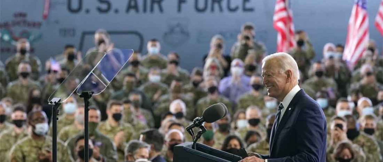 O presidente dos EUA, Joe Biden, dirige-se a militares americanos na RAF Mildenhall na Grã-Bretanha na quarta-feira 9 de junho (Foto: AP).