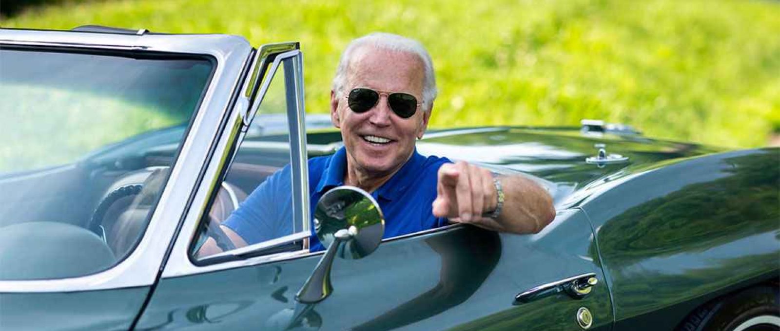 O presidente dos Estados Unidos, Joe Biden, em seu clássico carro esportivo Corvette Stingray 1967, presente de casamento de seu pai, agora no olho do furacão por documentos classificados encontrados em sua garagem (Adam Schultz).