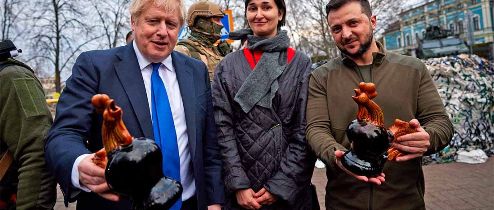 O presidente da Ucrânia, Volodymyr Zelensky, e o então primeiro-ministro britânico, Boris Johnson, caminham pelo centro de Kiev, 9 de abril de 2022 (Presidência da Ucrânia/Wikimedia Commons/Domínio Público).