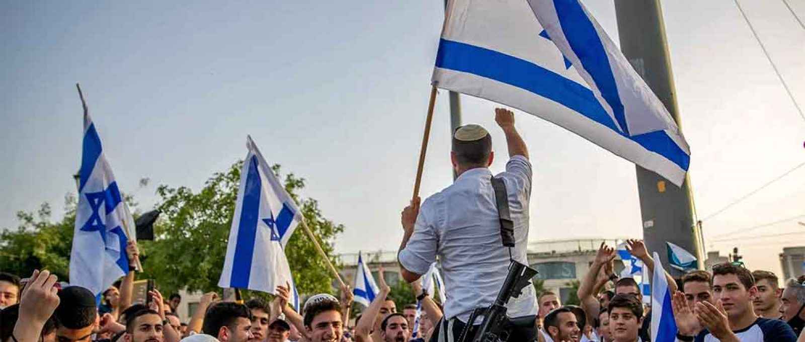 Jovens em Jerusalém em maio, antes da planejada Marcha das Bandeiras de Jerusalém (Foto: Ohad Zwigenberg/Haaretz.
