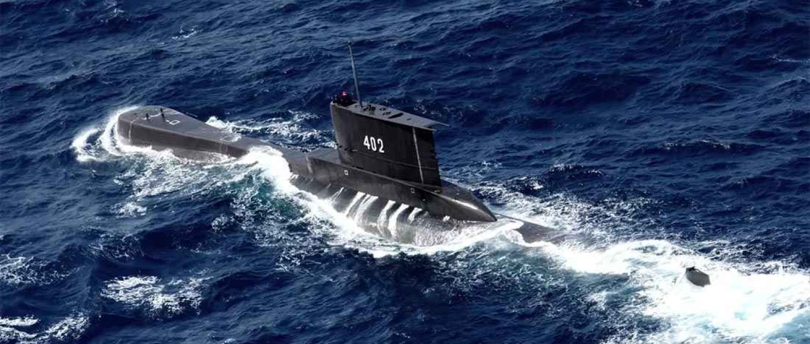 O KRI Nanggala navega nas águas de Tuban, Java Oriental, na Indonésia, em foto tirada de um helicóptero da Marinha da Indonésia em 6 de outubro de 2014 (Foto: Eric Ireng/AP).