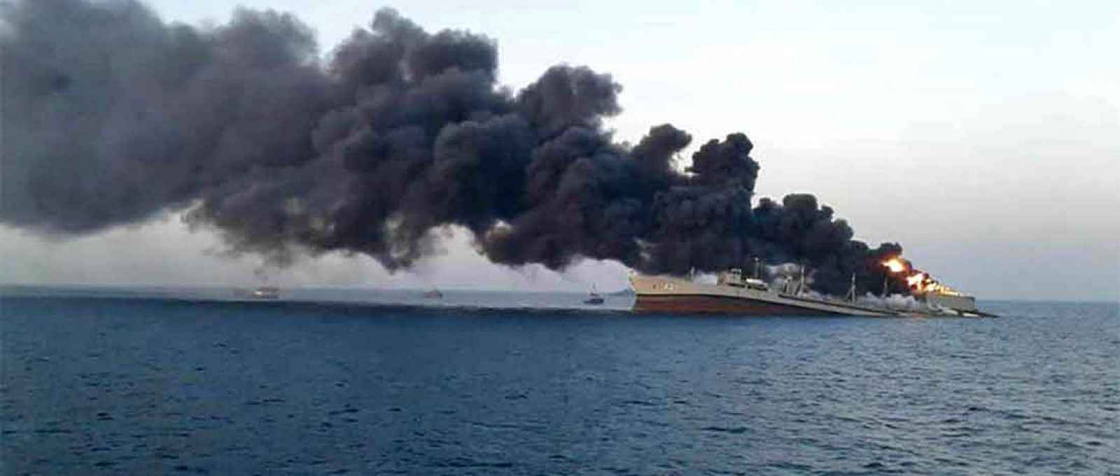 O Kharg, maior navio da Marinha do Irã, foi escalado para participar de exercícios de treinamento quando pegou fogo em circunstâncias não esclarecidas e afundou (Foto: Wana/Reuters).