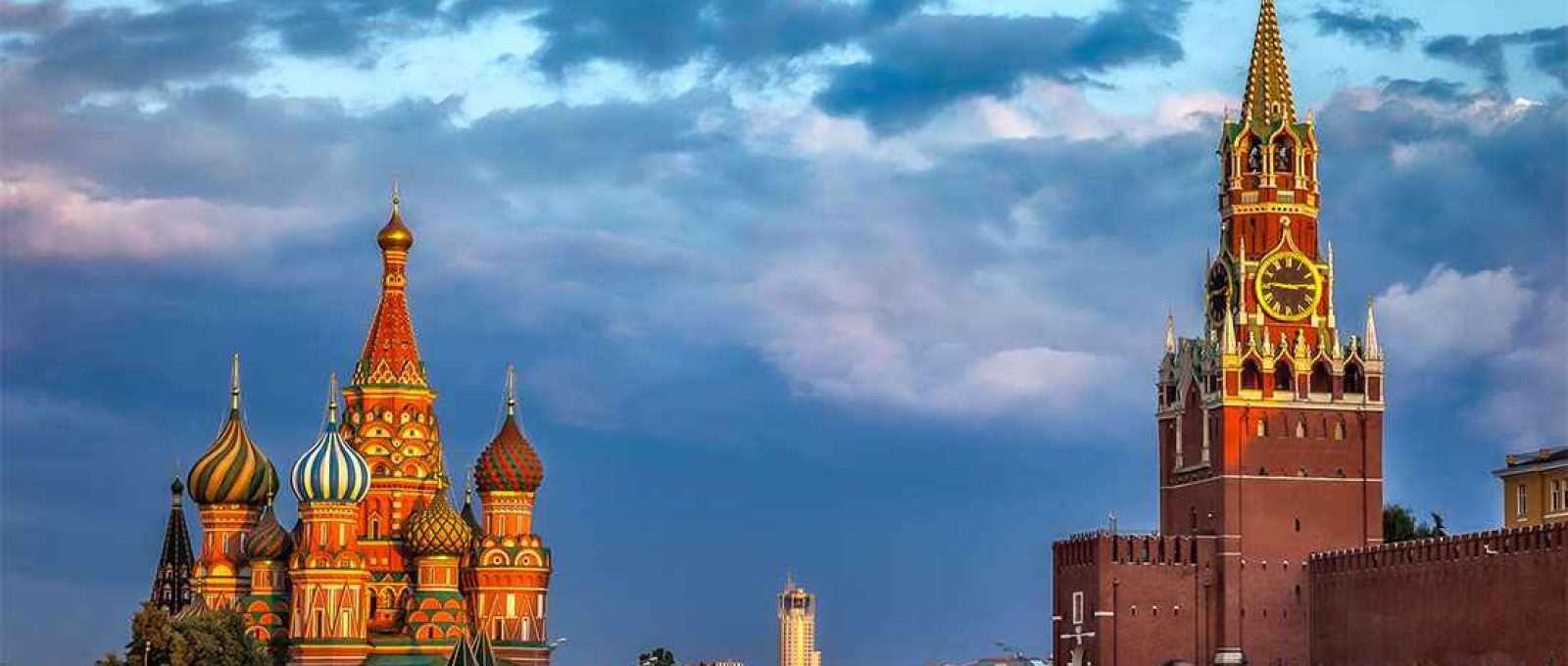 O Kremlin e a Catedral de São Basílio na Praça Vermelha, Moscou, Rússia (Travel Photography Guru).