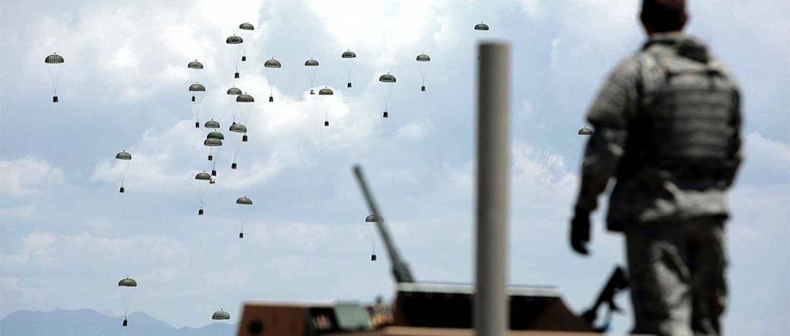 Suprimentos são lançados às tropas americanas na província de Ghazni, no Afeganistão, em maio de 2007 (Foto: Nicolas Asfouri/AFP/Getty Images).