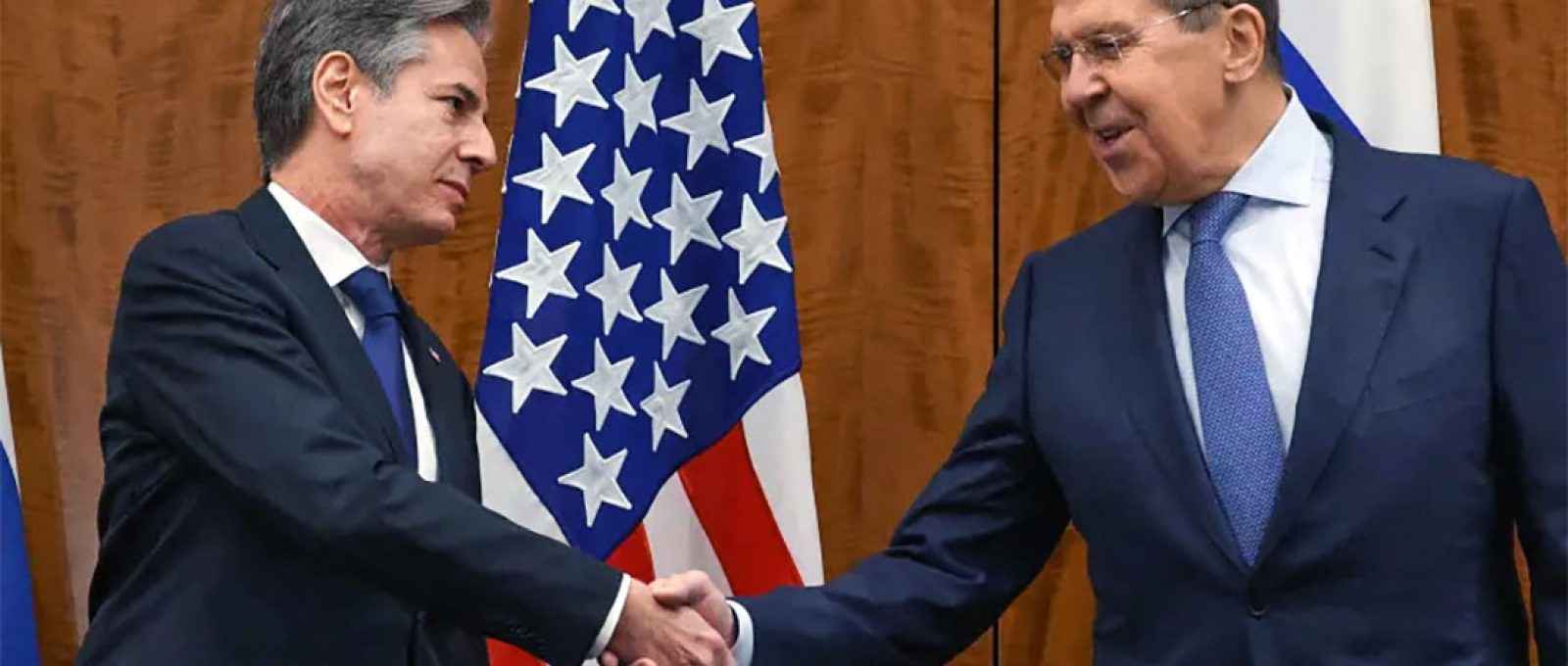 O secretário de Estado dos EUA, Antony Blinken (esq.), cumprimenta o ministro das Relações Exteriores da Rússia, Sergei Lavrov, pouco antes de reunião entre ambos em Genebra, em 21/01/2022 (Reuters/Ministério das Relações Exteriores da Rússia).