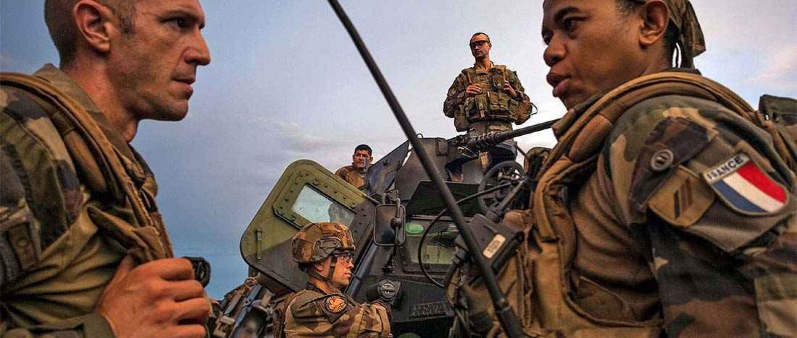Membros da Legião Estrangeira Francesa preparam-se para uma patrulha em um posto avançado francês em Bambari, em Ouaka, na República Centro-Africana, em 20 de agosto de 2014 (Édouard Élias/Getty Images).