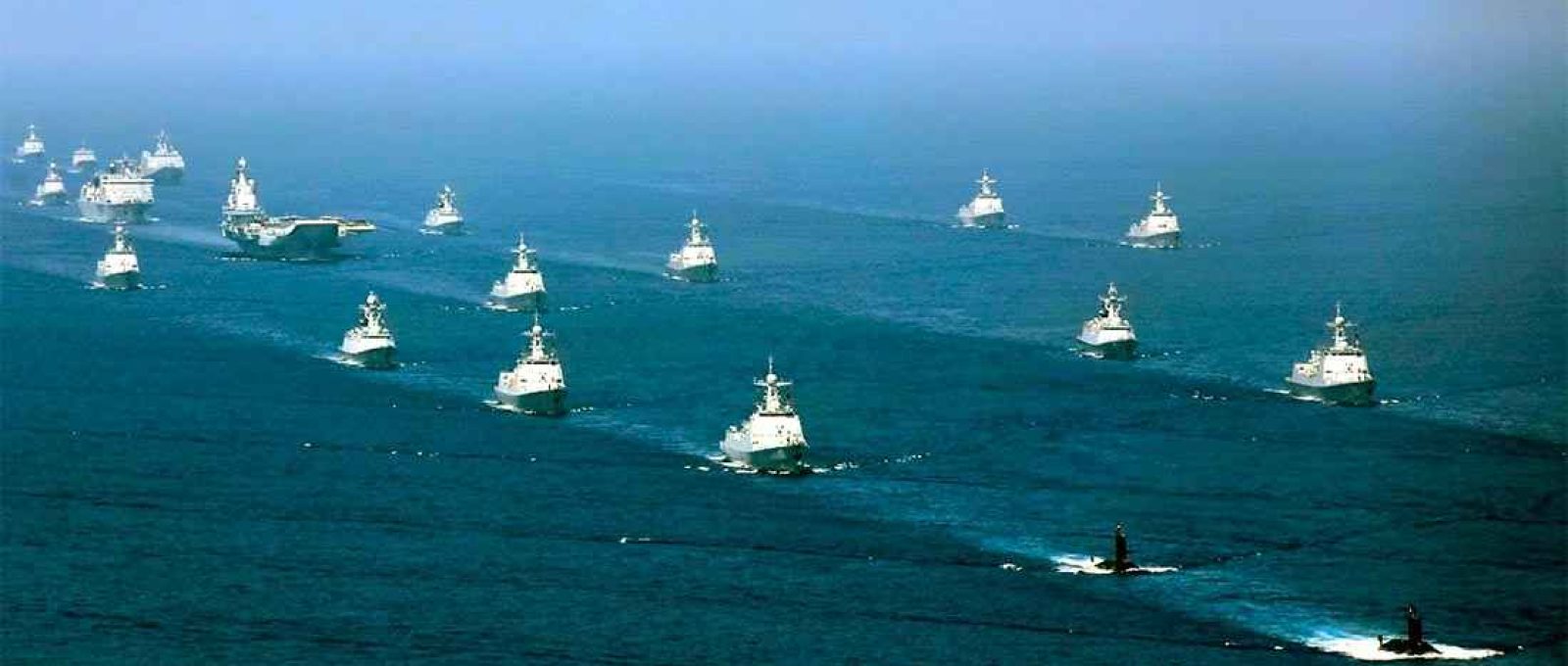 O porta-aviões chinês Liaoning acompanhado por fragatas e submarinos durante exercícios no Mar do Sul da China em 12 de abril de 2018 (Foto: Li Gang/Xinhua via AP).